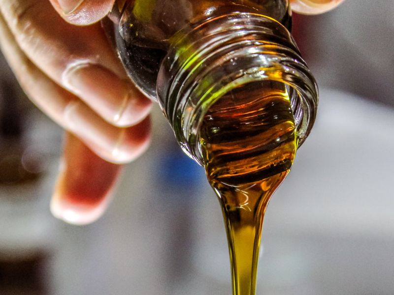 Using oils and essential oils for seborrheic dermatitis, dandruff, and fungal acne
